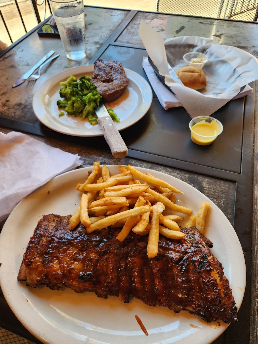 P.Y.Ts Legendary Grill & Bar - Photo 1