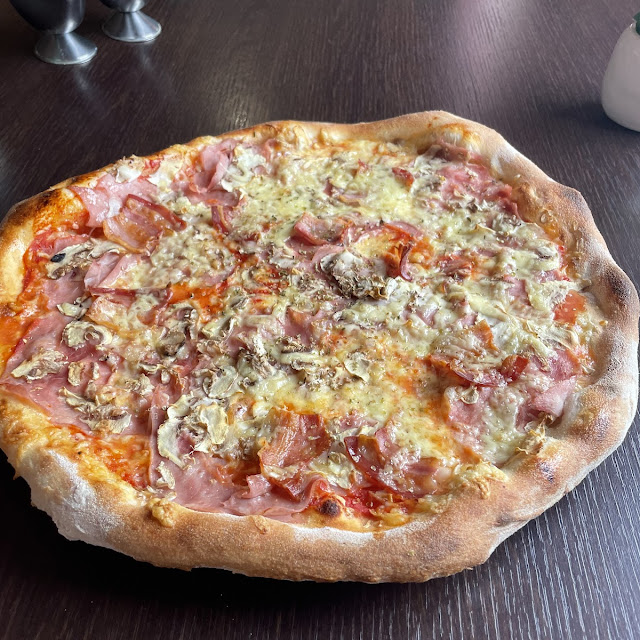 Miješana Pizza S Dodatkom Špeka