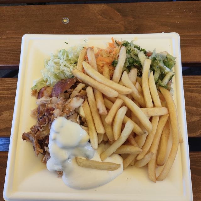 Gyros Z Frytkami I Surówką