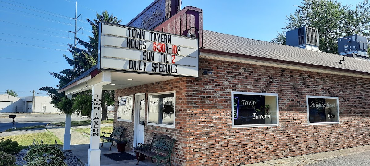 Auburn's Town Tavern - Photo 2