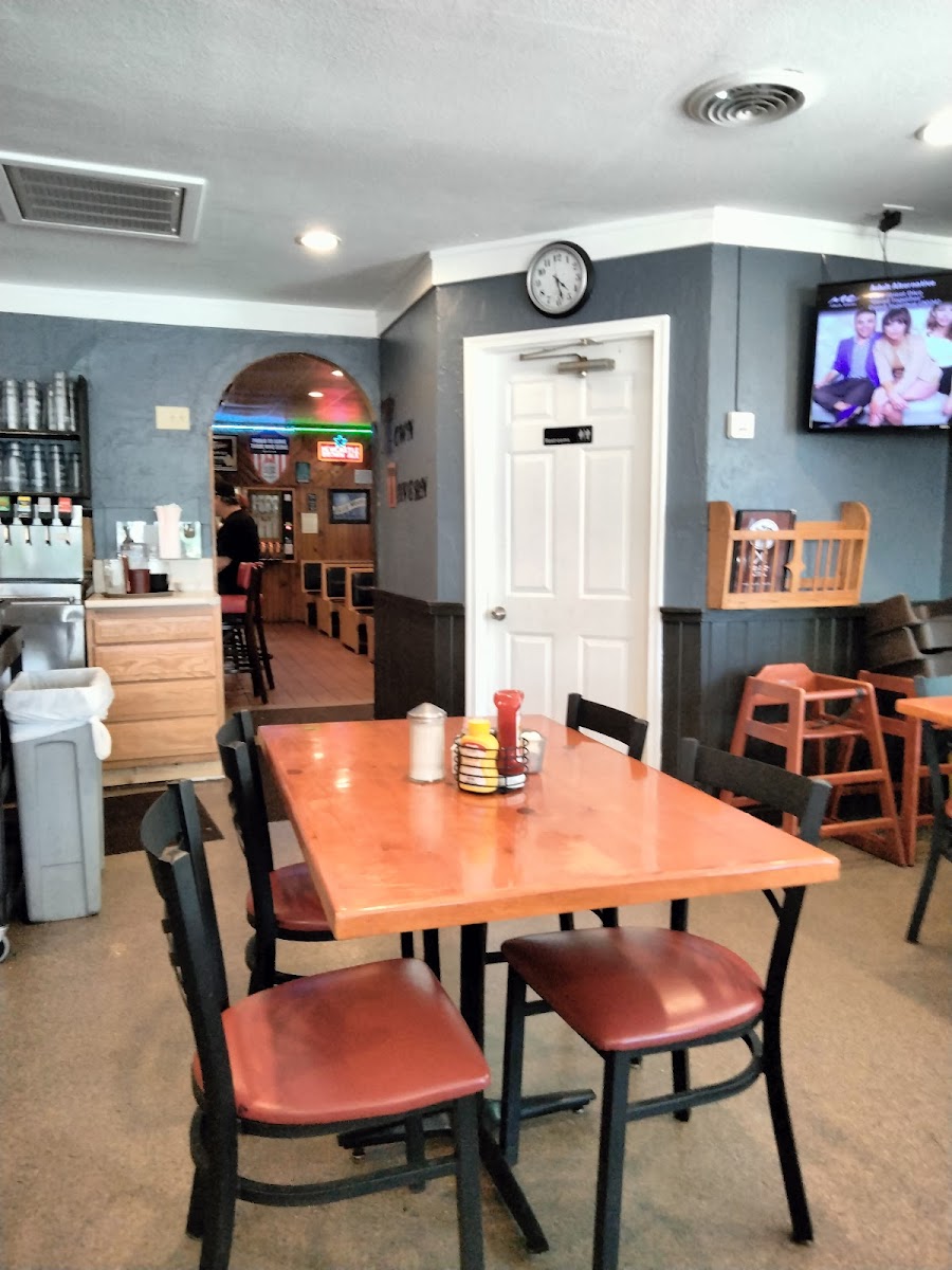Auburn's Town Tavern - Photo 4