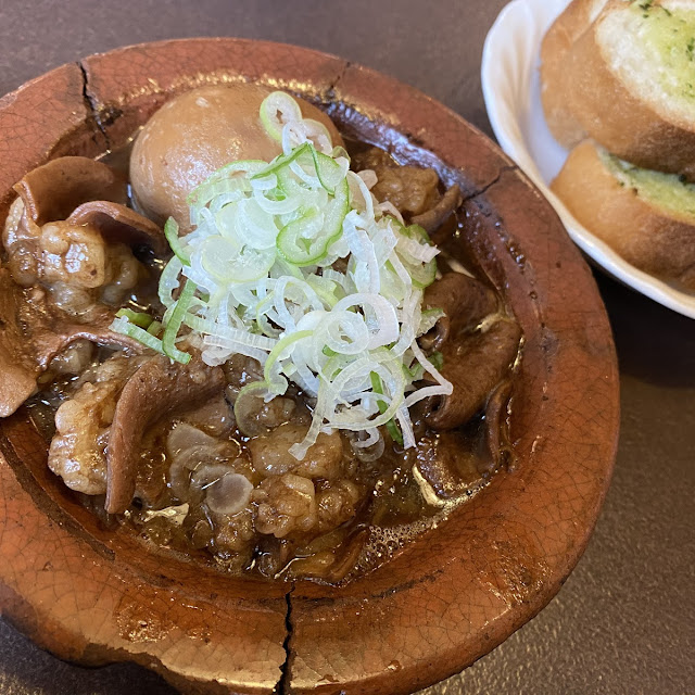 煮込み玉子入りとガーリックトースト