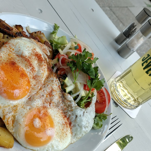 Bratkartoffeln Mit Spiegelei Und Salat