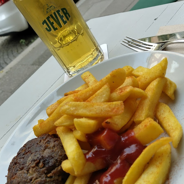 Rinderfrikadelle Mit Pommes