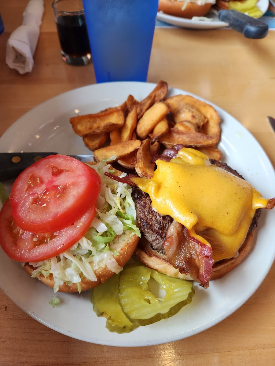 Off The Hook Bar & Grill - Photo 5