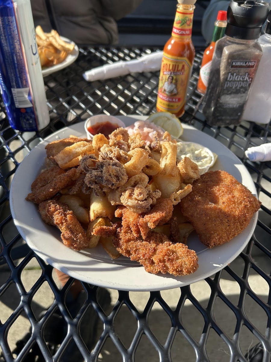 Off The Hook Bar & Grill - Photo 6