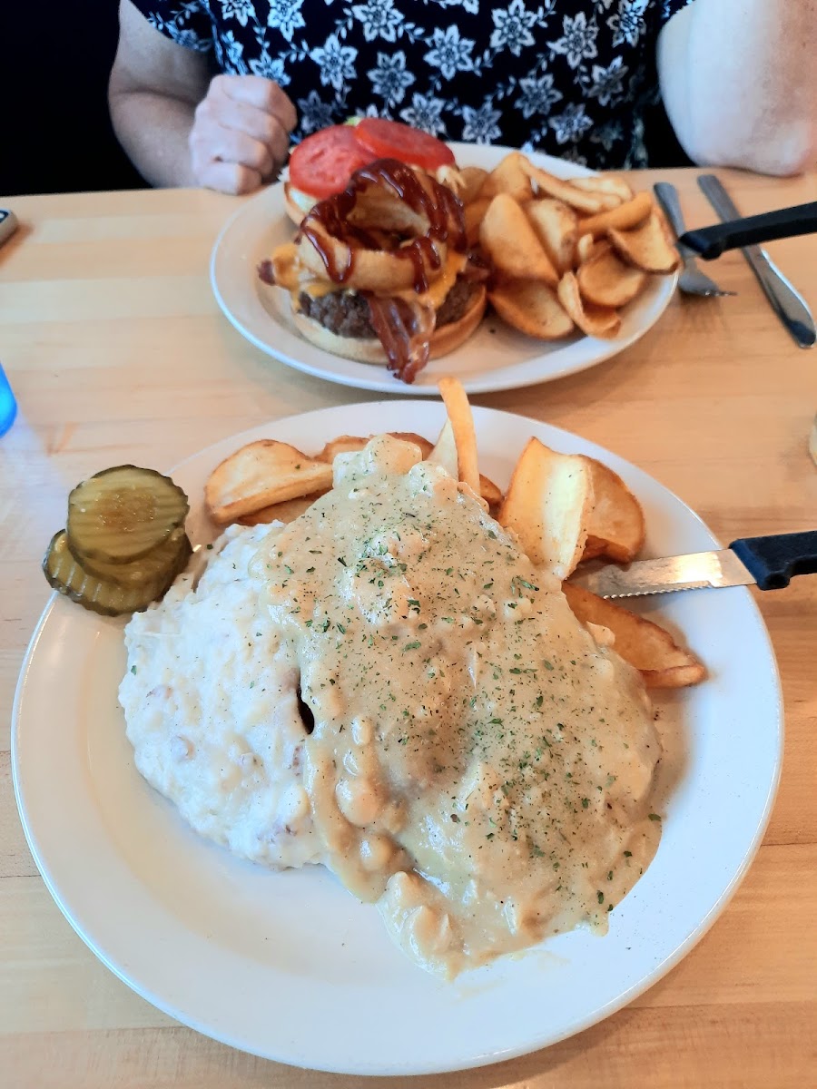 Off The Hook Bar & Grill - Photo 8
