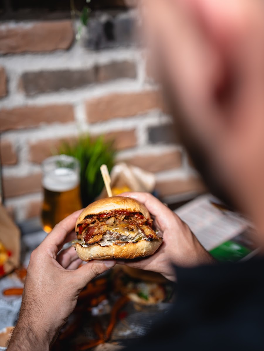 Burger Bar Almost Famous - Photo 9