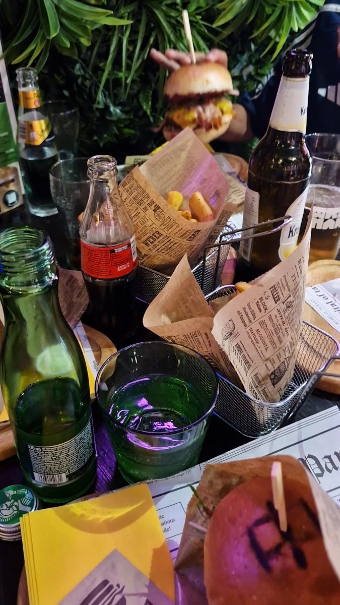 Burger Bar Almost Famous - Photo 1