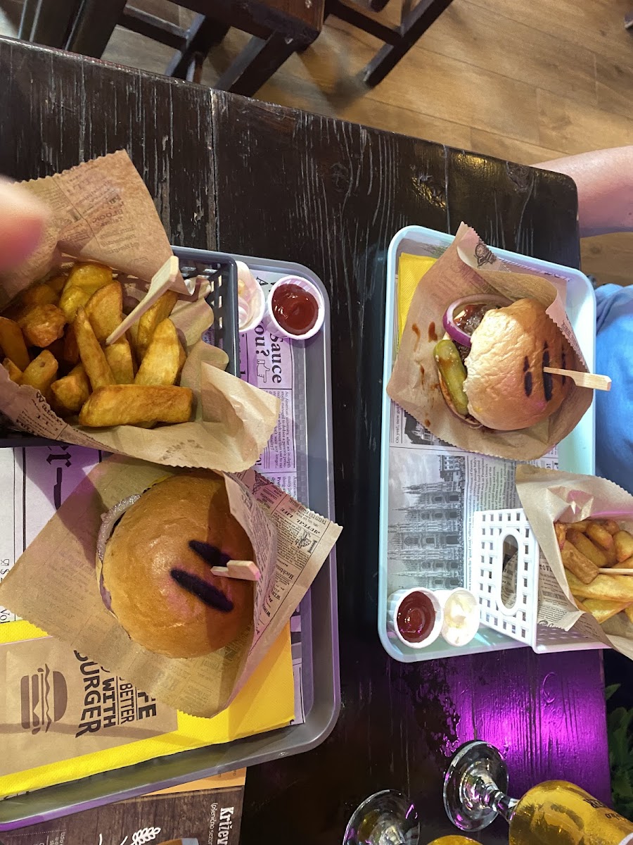 Burger Bar Almost Famous - Photo 4
