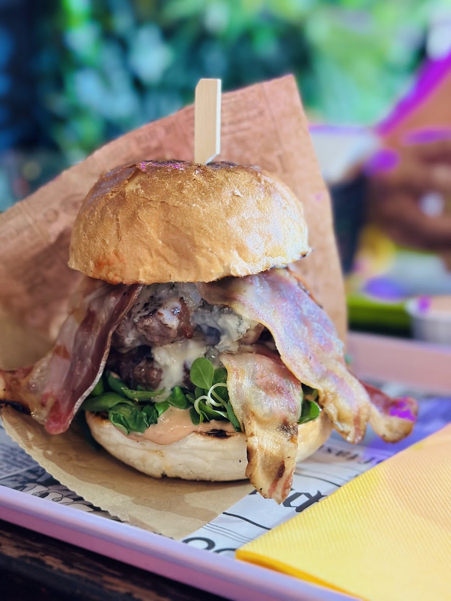 Burger Bar Almost Famous - Photo 6