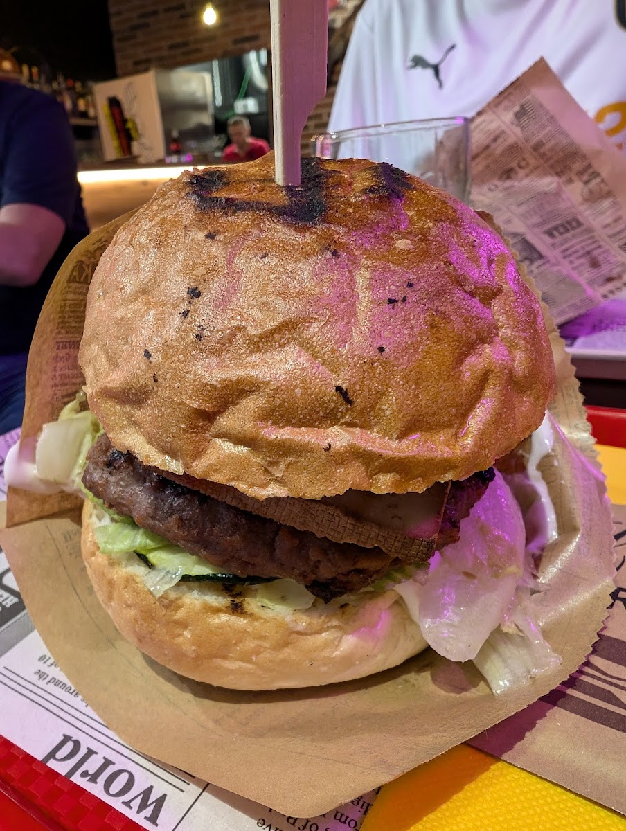 Burger Bar Almost Famous - Photo 7