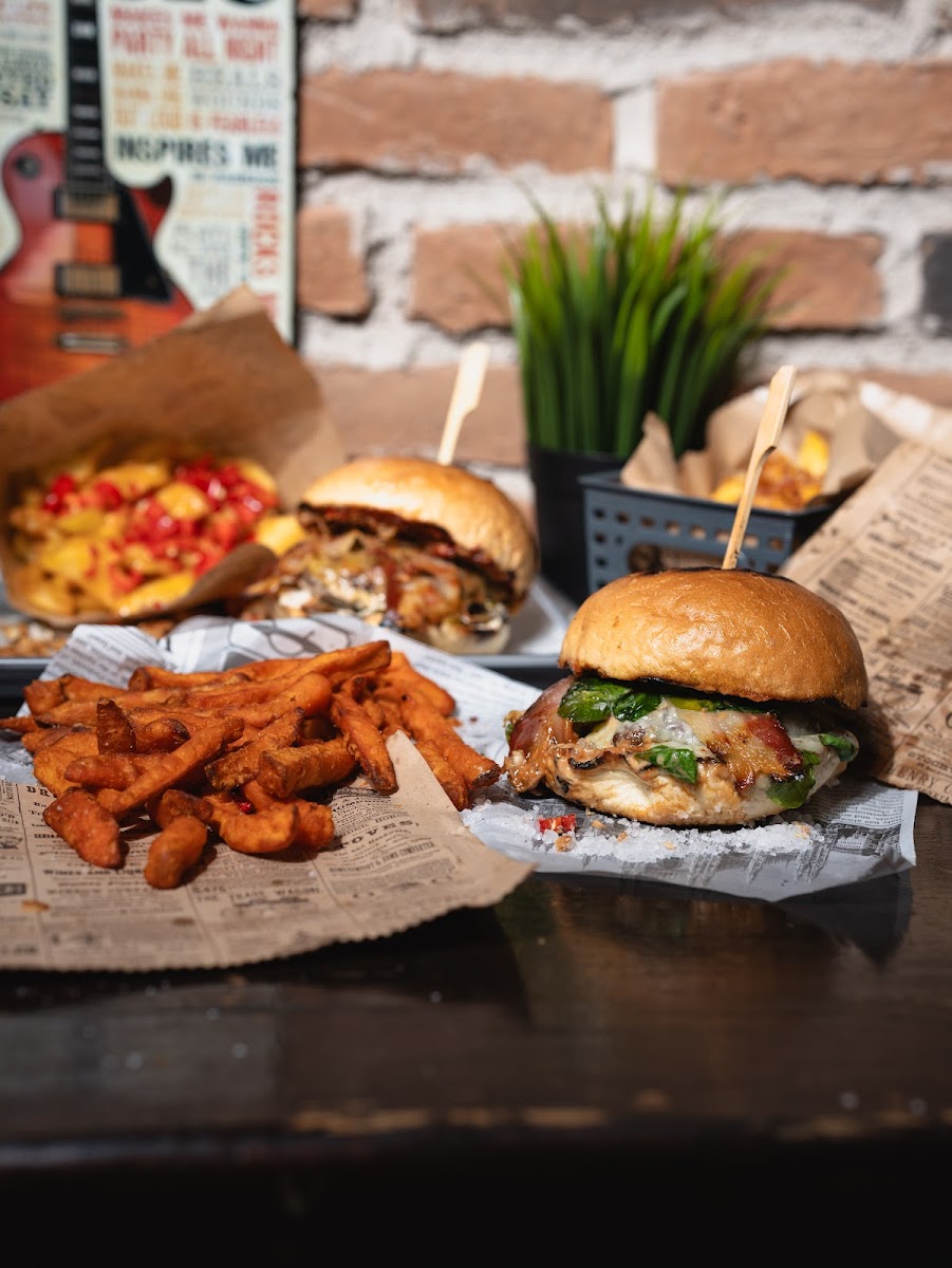 Burger Bar Almost Famous - Photo 8