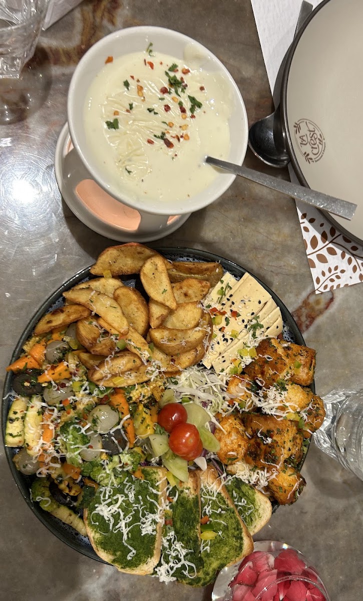 La Crest Restaurant & Banquet - Photo 7