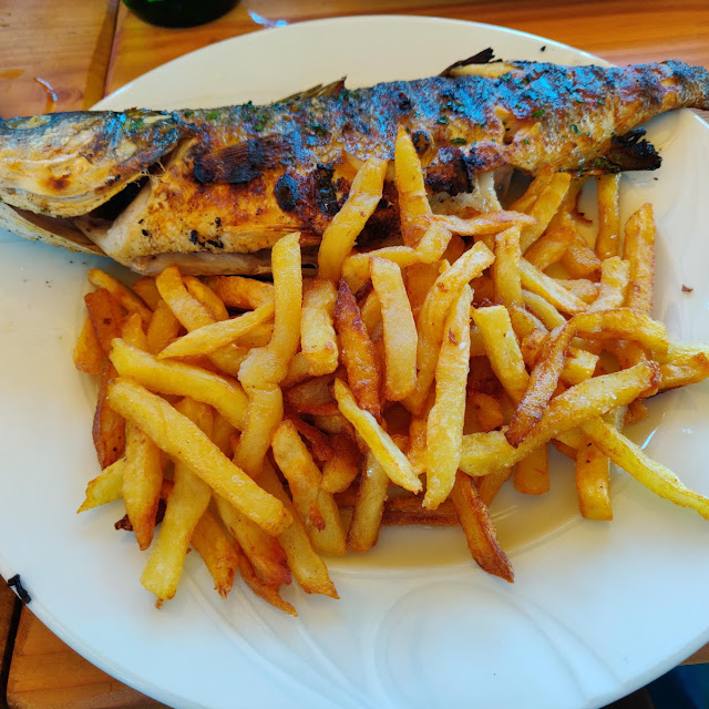 Branzin Gegrillt Mit Pommes