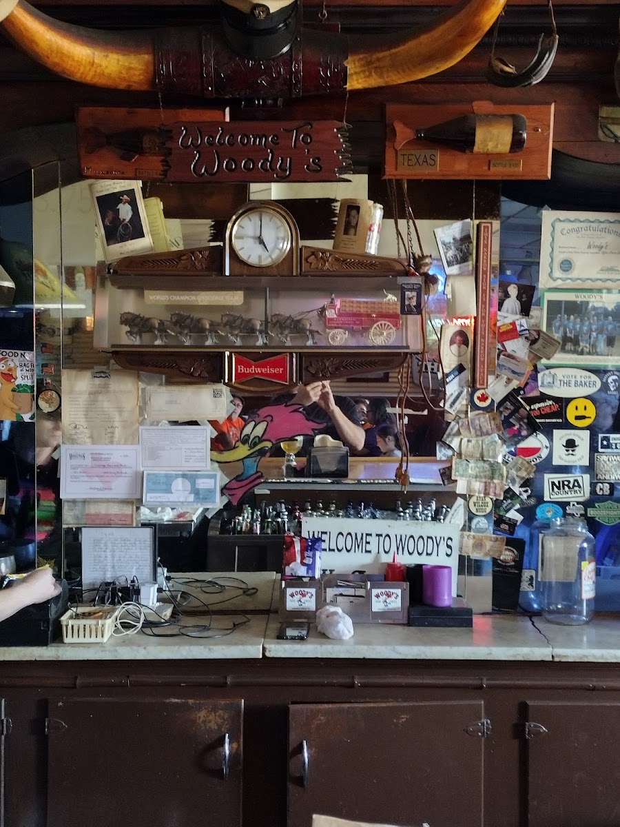 Woody's Bar & Grill - Photo 7