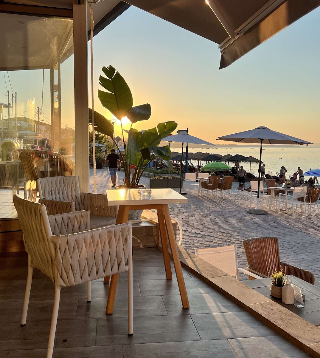 Mougre - Lounge Bar & Food