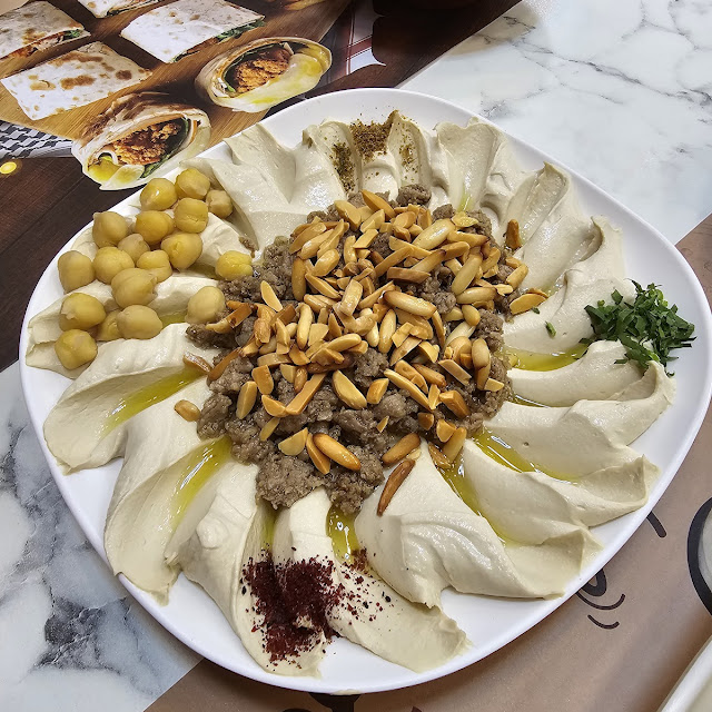 Hammus with Meat and Nuts