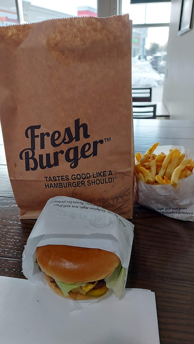 Fresh Burger, Dufferin And Steeles - Photo 9