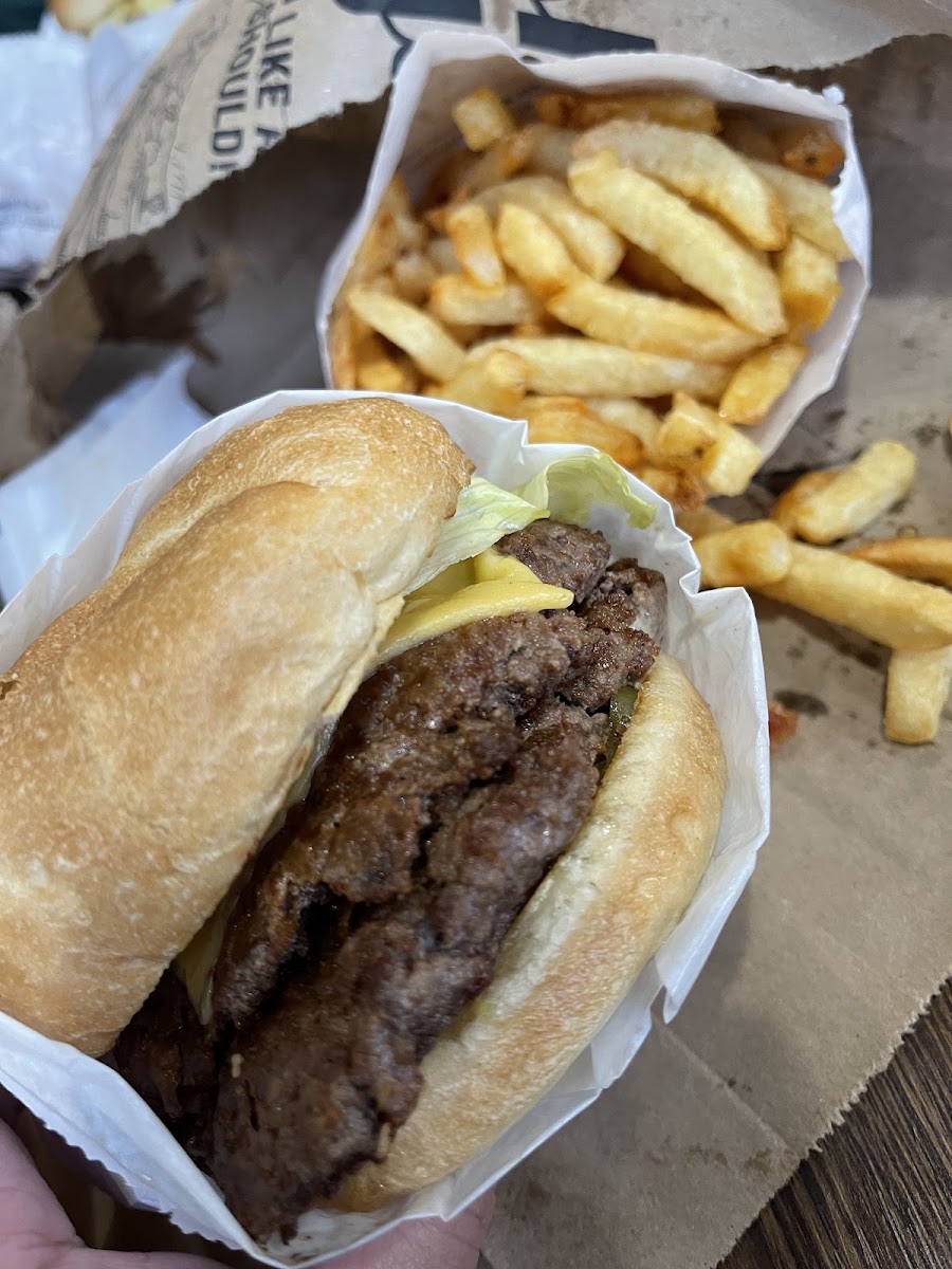 Fresh Burger, Dufferin And Steeles - Photo 3