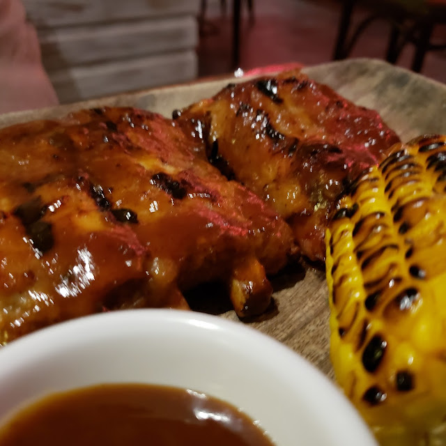 Costillas Con Yuca Frita Y Maíz