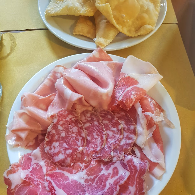 Un Piatto Abbondante Di Affettati Misti