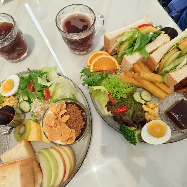 小圓麵包佐咖喱套餐