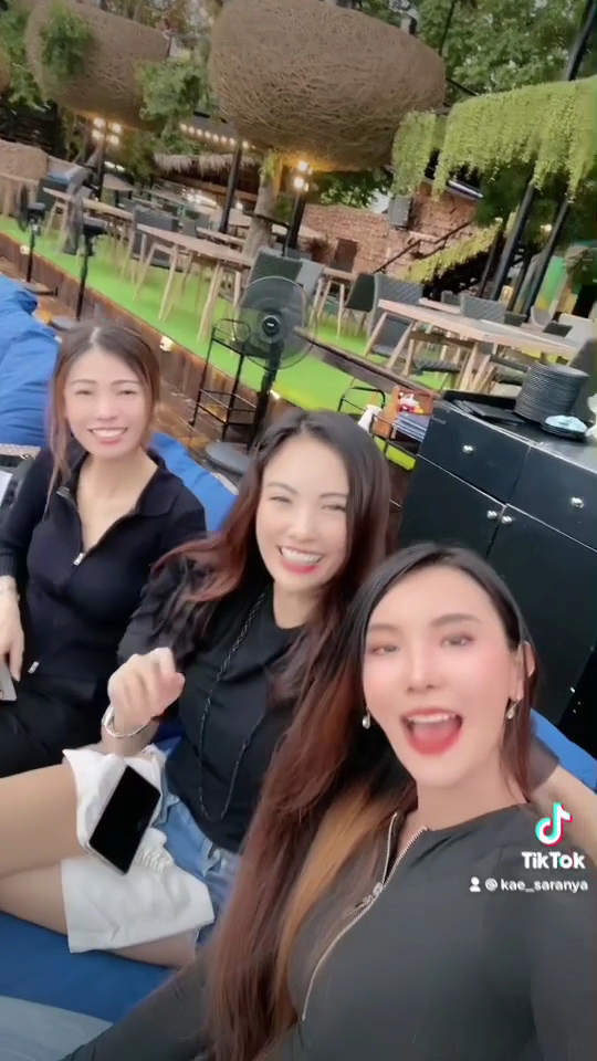 3 Mermaids - Photo 1
