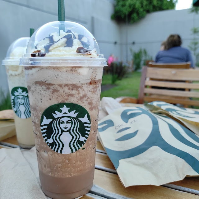 Frapuccino Mocha Blanco Venti Y Mocha Venti