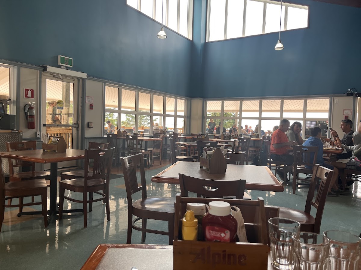 High Tide Café - Photo 2