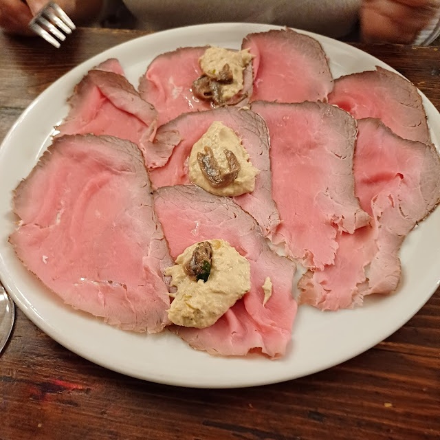 Un Loro Piatto Di Morbido Rostbeef Con Salsa Tonnata E Acciuga