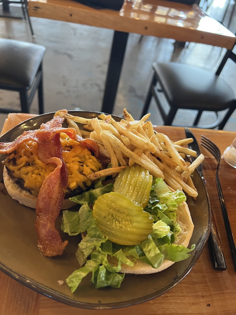 Sunset Grill - 4269 MS-43 - Photo 4