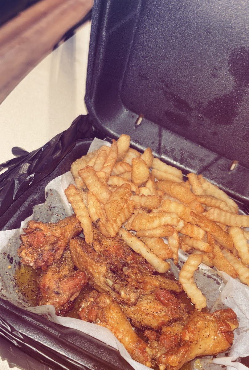 A Town Wings - 831 E Alice St - Photo 1