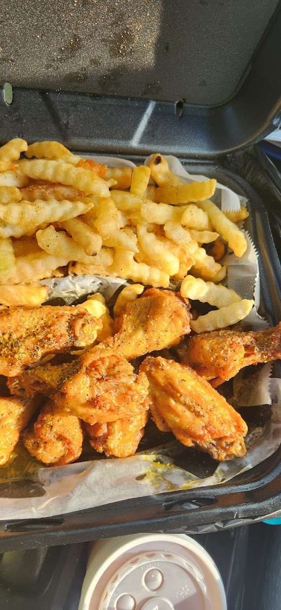 A Town Wings - 831 E Alice St - Photo 5