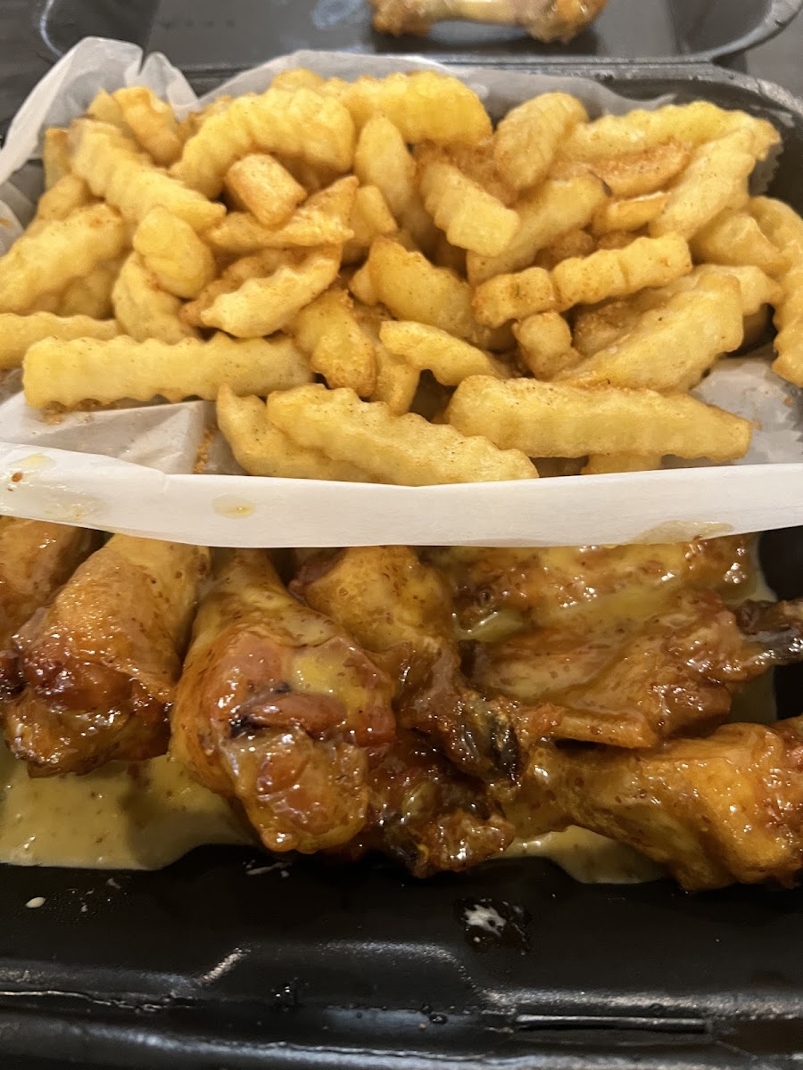 A Town Wings - 831 E Alice St - Photo 8