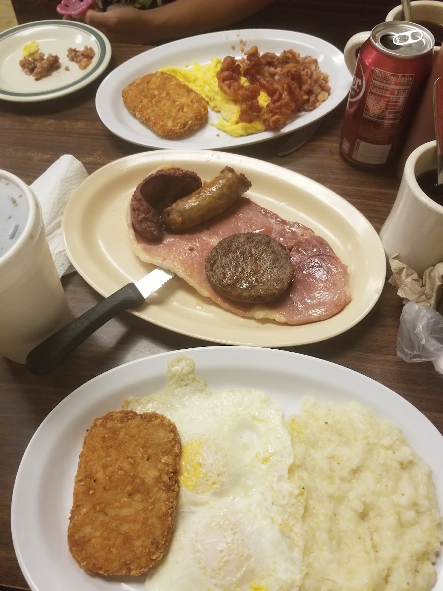 Helen's Kitchen - 2405 N Marine Blvd B - Photo 9