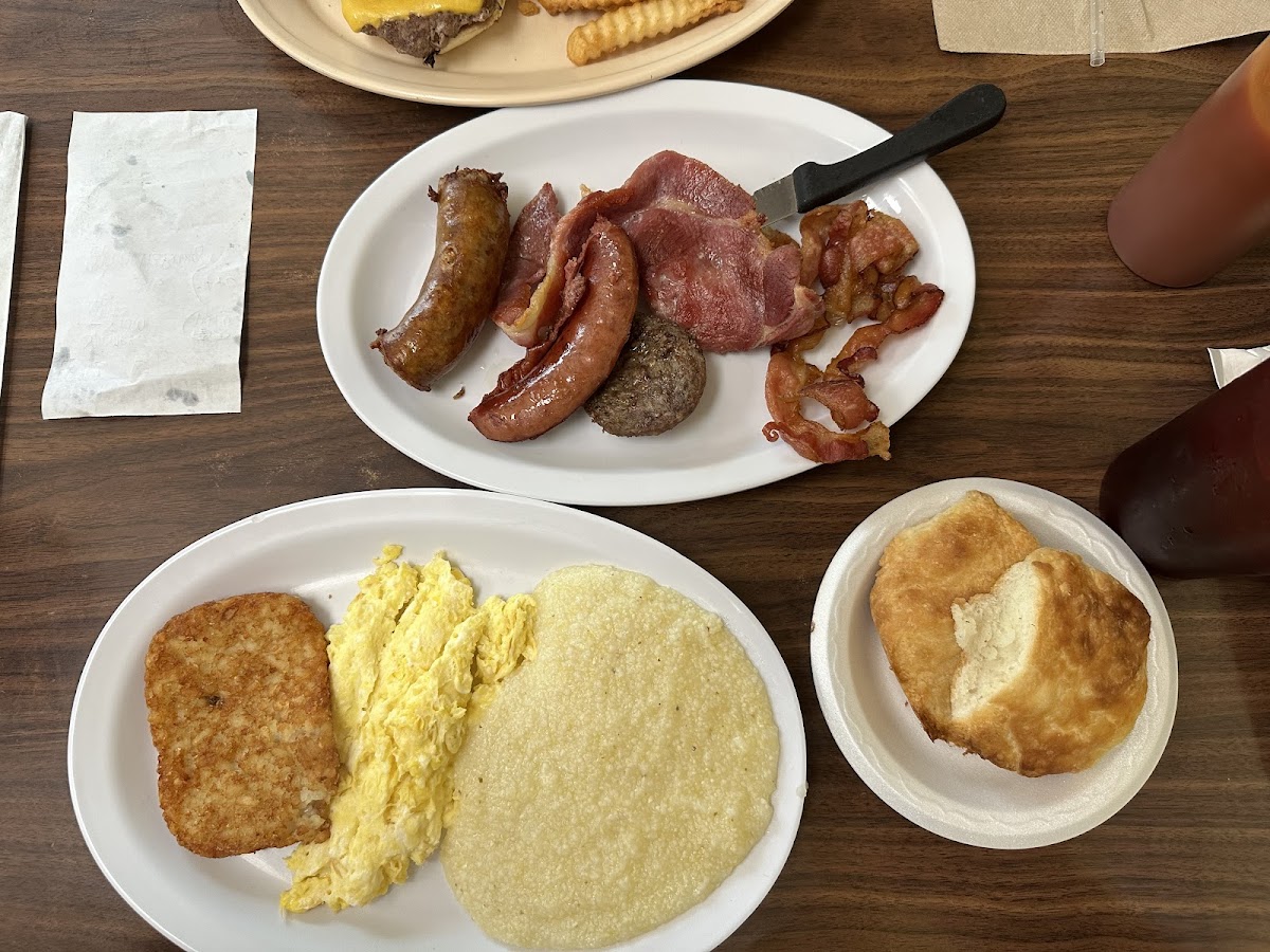 Helen's Kitchen - 2405 N Marine Blvd B - Photo 1