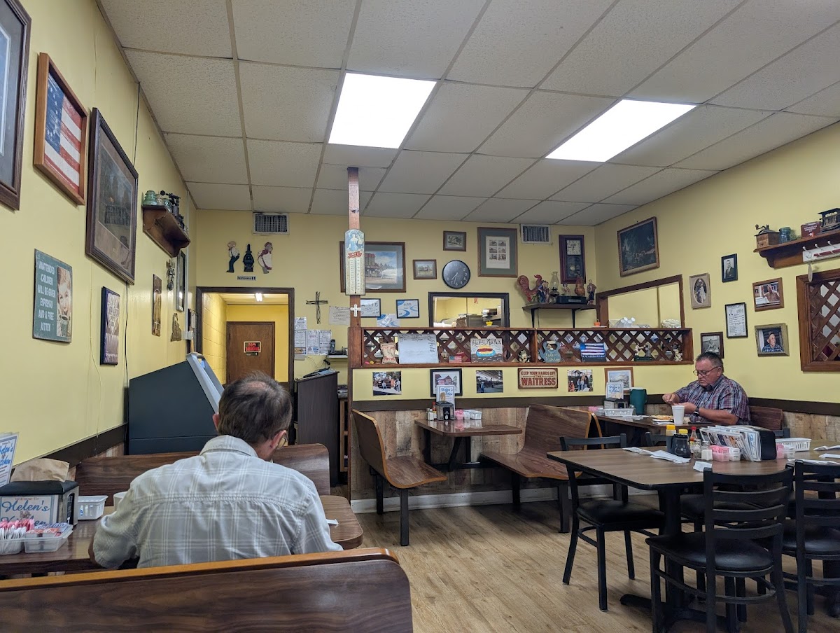 Helen's Kitchen - 2405 N Marine Blvd B - Photo 2