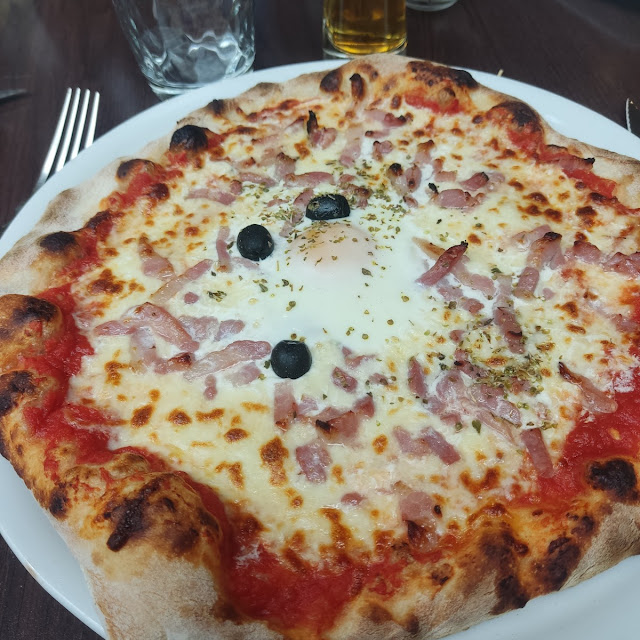 Pizza Lyonnaise