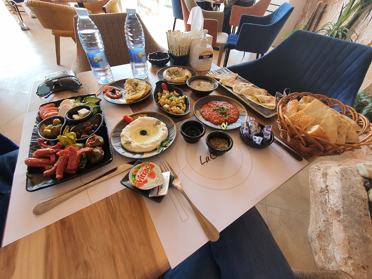 La Cueva Cafe لاكويفا كافيه - Amman - Photo 2