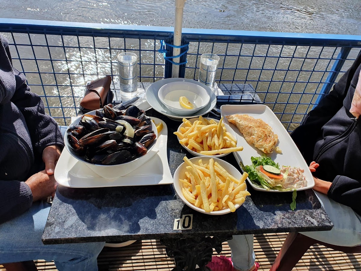 Waterside Cafe - Photo 7