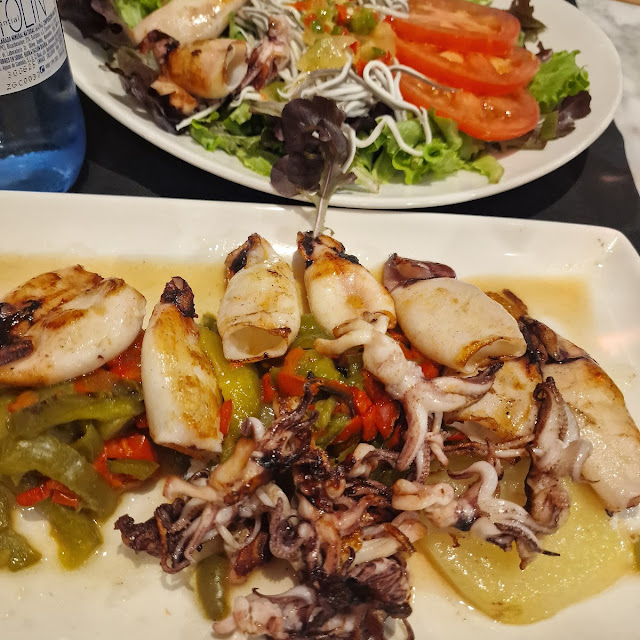Chipirones A la Plancha Con Pimientos Y Patatas