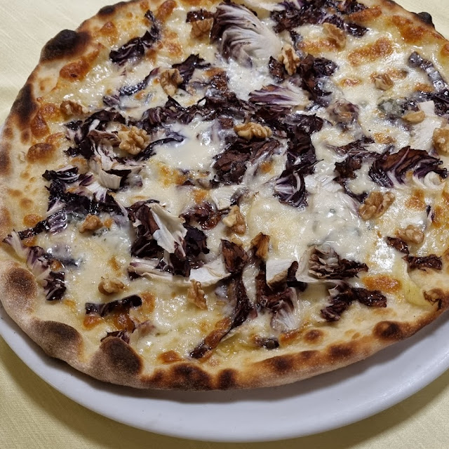 Pizza Radicchio Noci E Gorgonzola