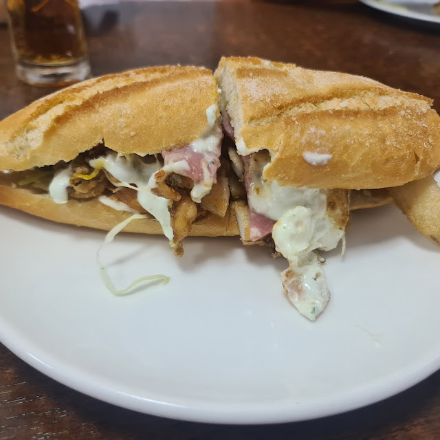 Bocadillo de Pescado Empanado Y Bocadillo de Vuelta de Ternera Especial
