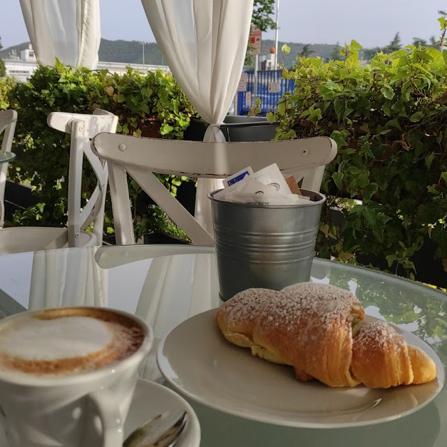 Cappuccino E Brioche Al Pistacchio