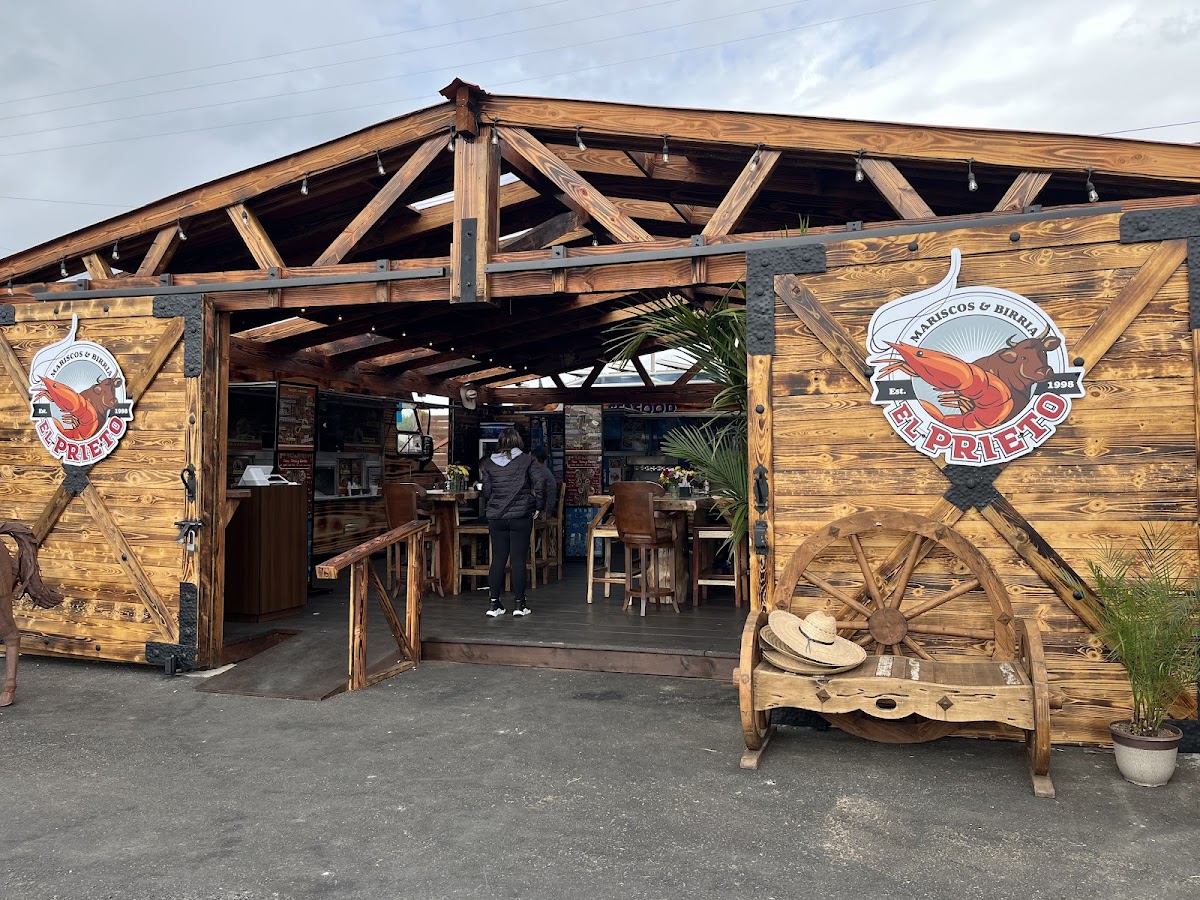 Mariscos & Birria El Prieto