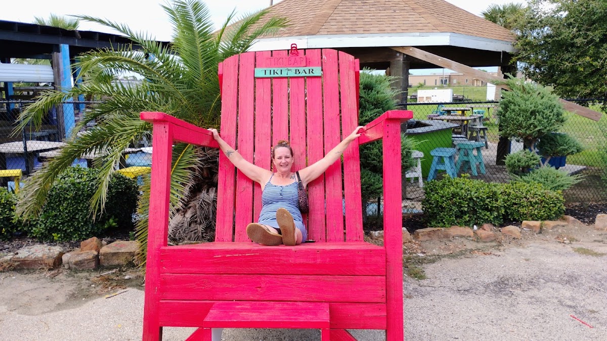 Tiki Beach Bar & Grill - Photo 3