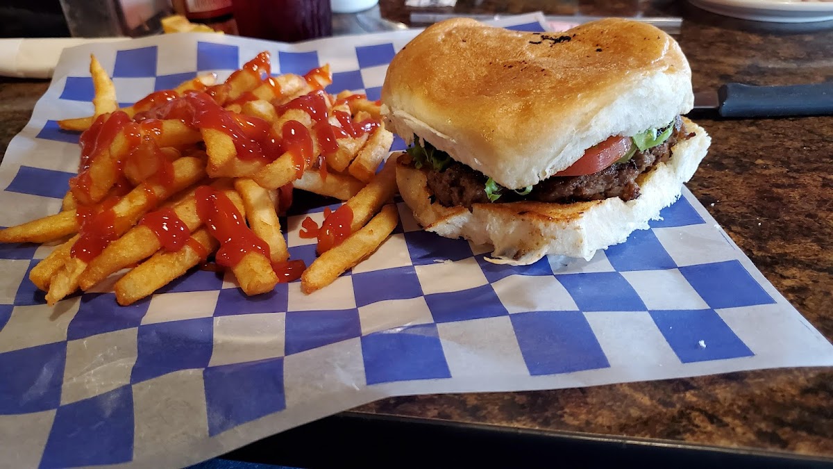 Tiki Beach Bar & Grill - Photo 4