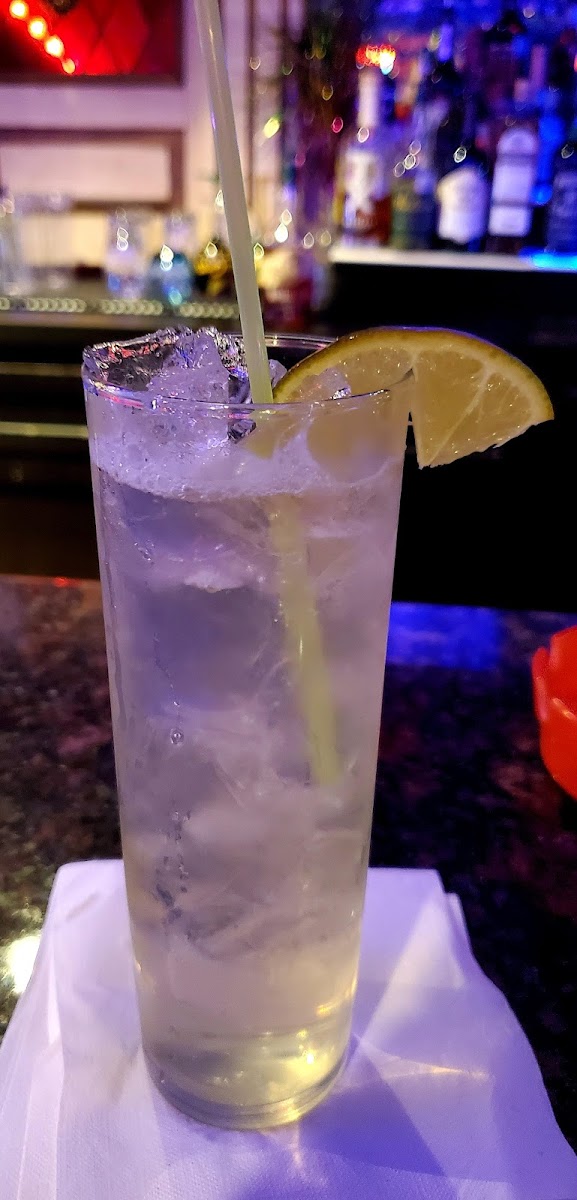 Tiki Beach Bar & Grill - Photo 5