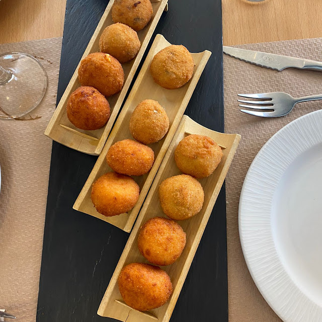 Croquetas Caseras de Chipirones En Su Tinta